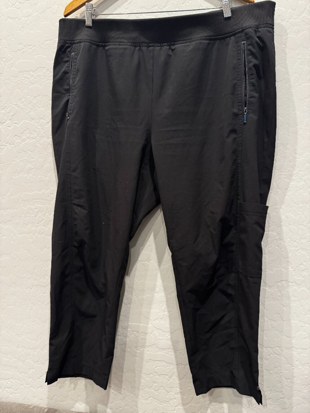 Chico's Zenergy Black Capri Pants Size 3 (US 16/XL)